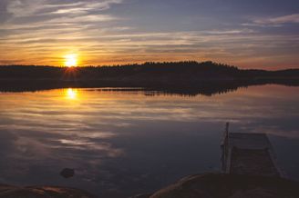 Auringonlasku laiturilta nähtynä.